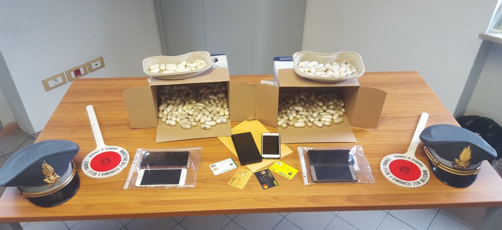 Trasportavano nello stomaco 235 ovuli di droga